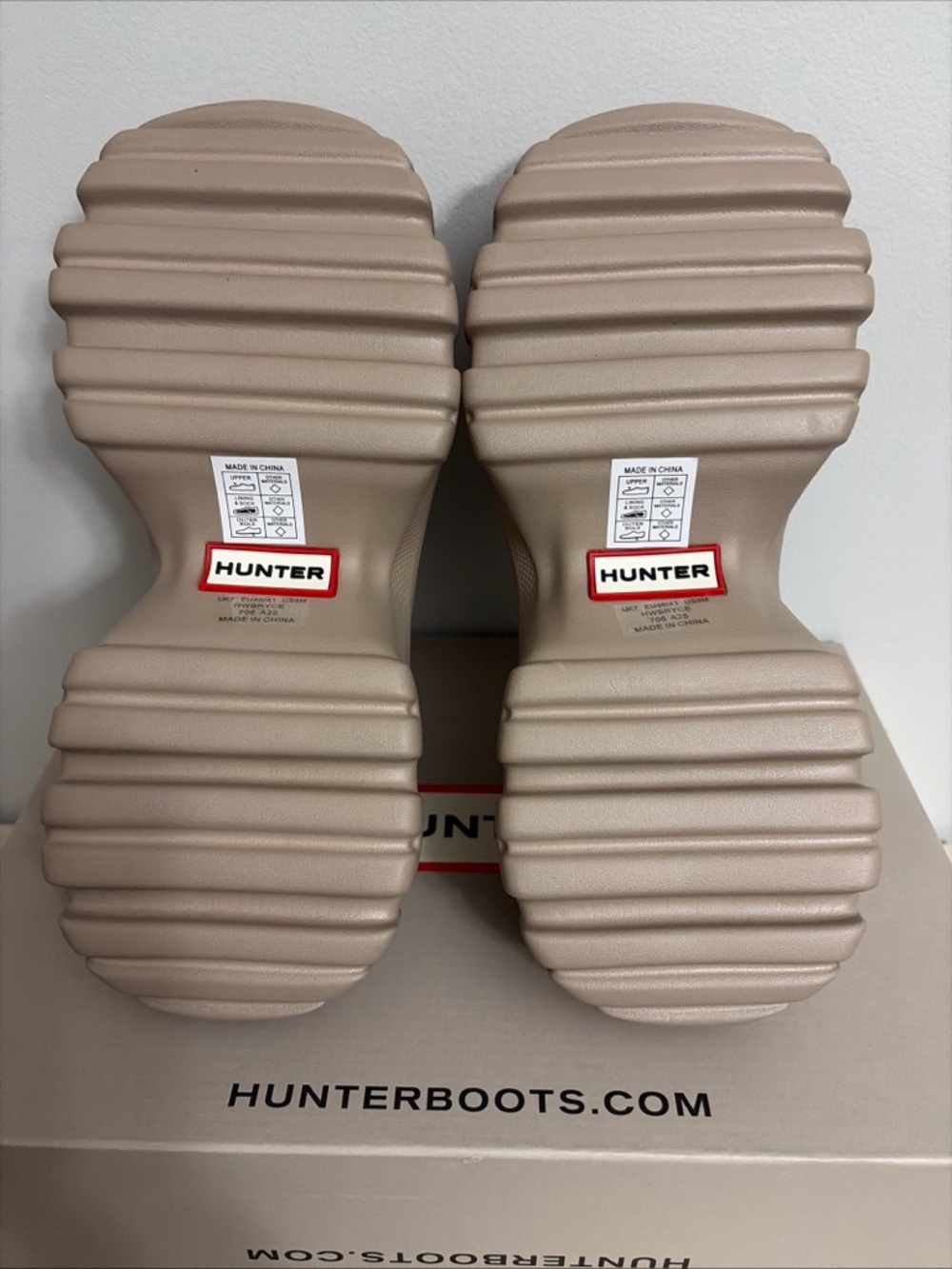 HUNTER Women’s New! Bryce beige clogs size 9 - Picture 7 of 8
